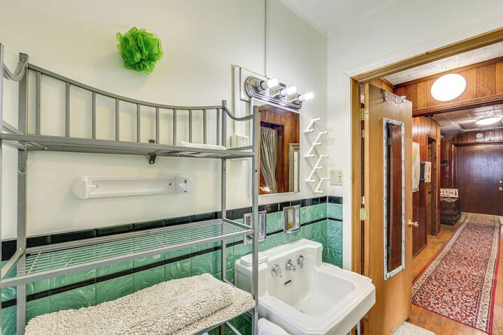 Rustic Chic Retreat: 4 Mi to Kennywood!