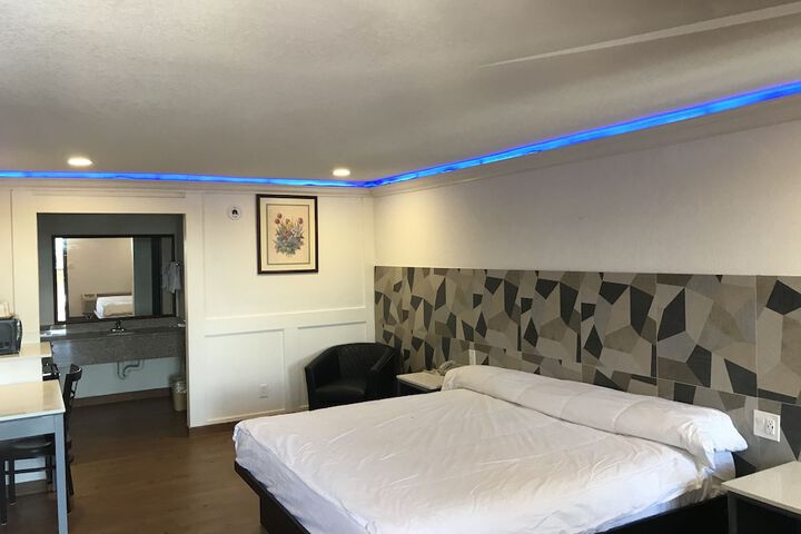Room 5 of 8