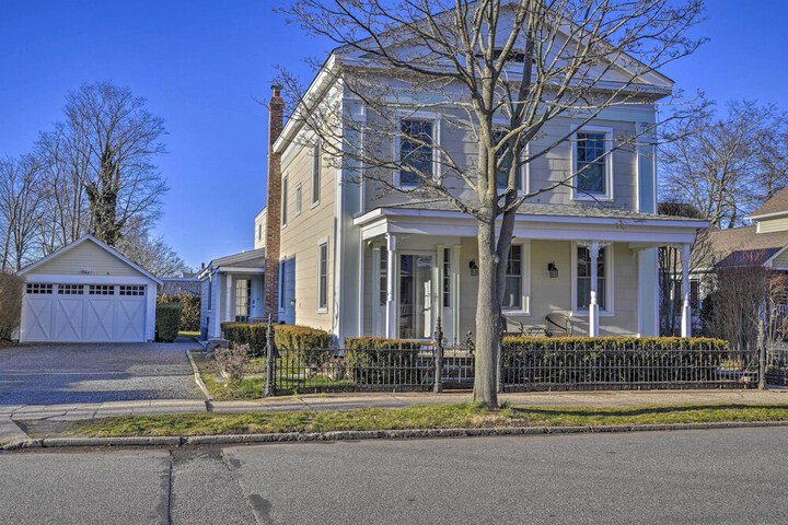 Quaint DT Greenport Apt - 2 Mi to Shelter Island!