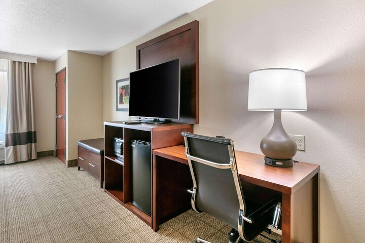 Comfort Suites Hopkinsville near Fort Campbell