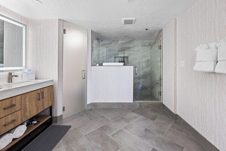 456 Embarcadero Inn & Suites
