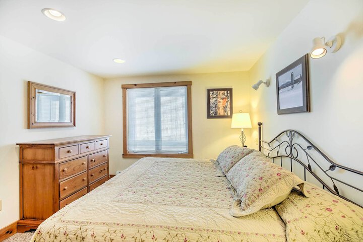 Inviting Ski-in / ski-out Condo at Jay Peak Resort!