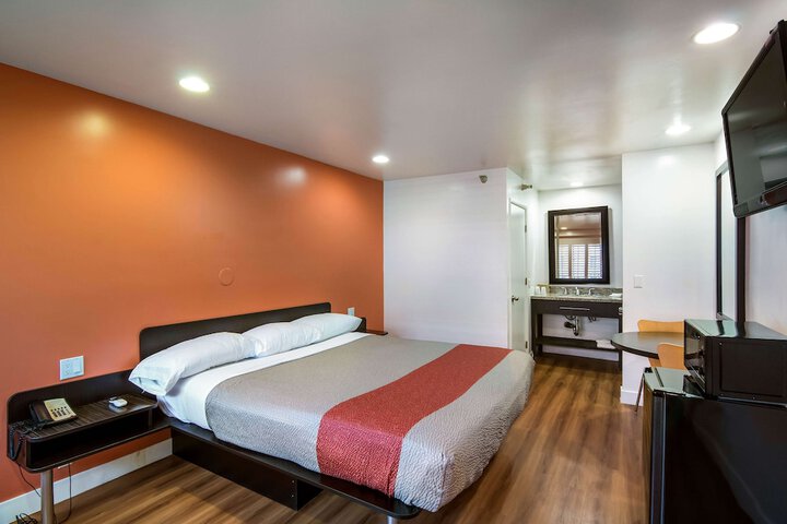 Room 8 of 27