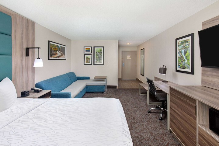 Room 13 of 38