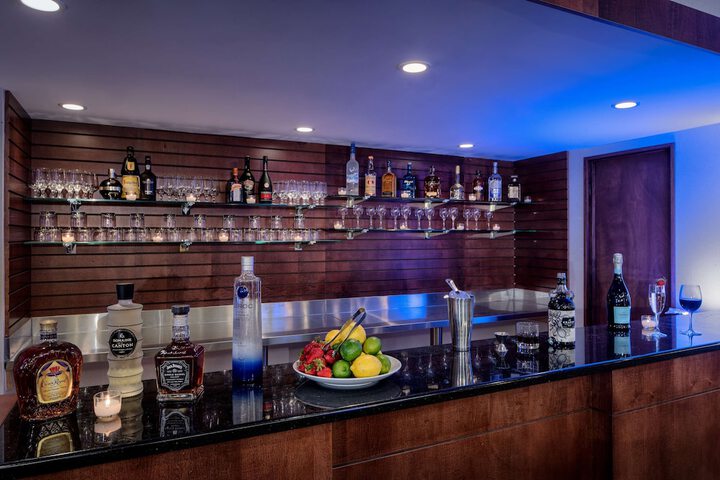 Lounge 51 of 57