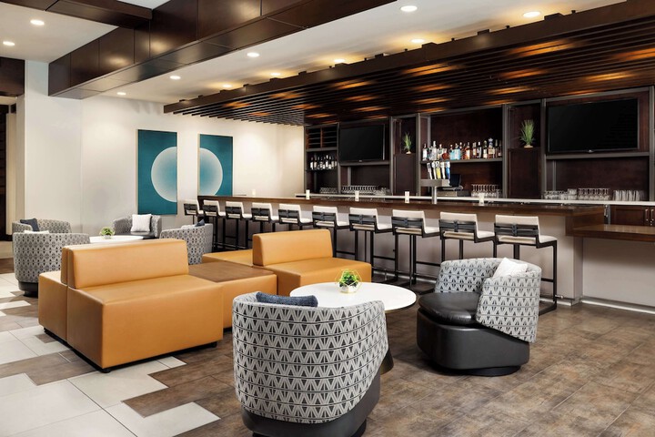 Lounge 44 of 50