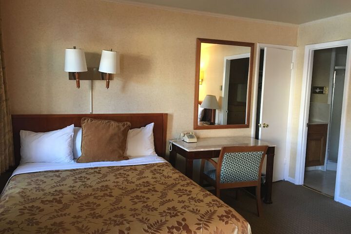 Room 40 of 48