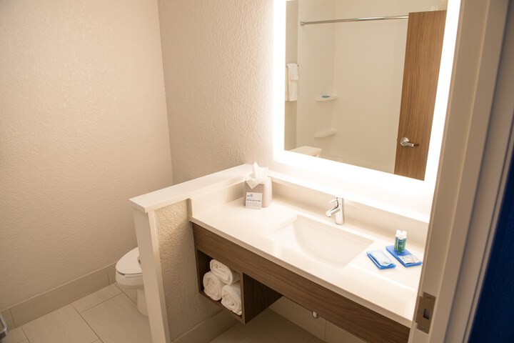 Holiday Inn Express & Suites Warsaw - E Center by IHG