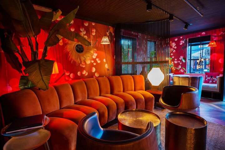 Lounge 53 of 62