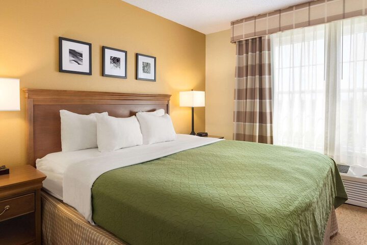 Country Inn & Suites by Radisson Salina, KS