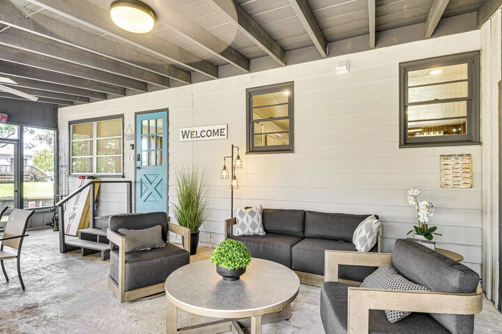 Charming Canalfront Retreat w / Double Boat Slip!