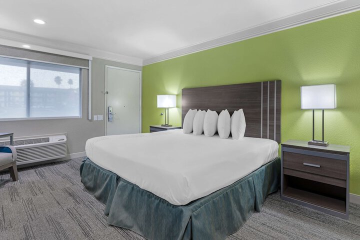 Room 10 of 30