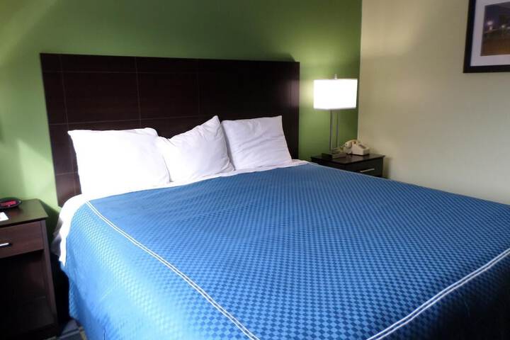 Travelodge by Wyndham Cleveland Lakewood