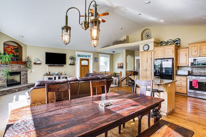 Rathdrum Home w / Hot Tub: Steps to Beach Access!