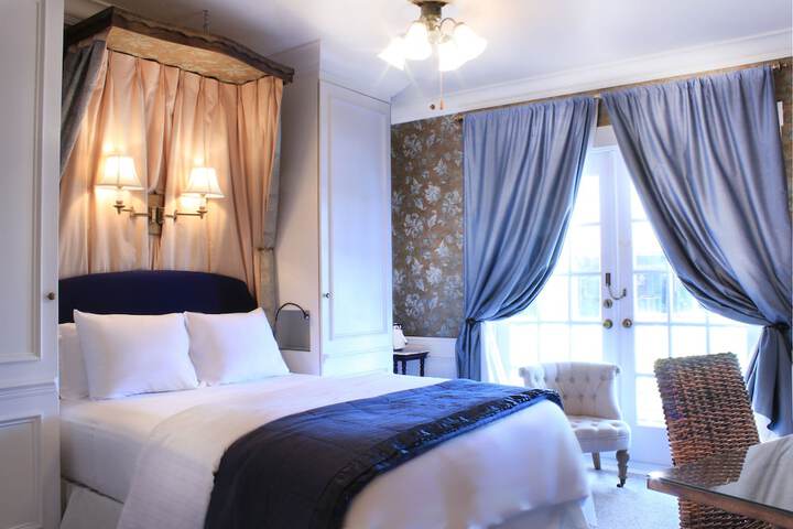 The Riverview Hotel