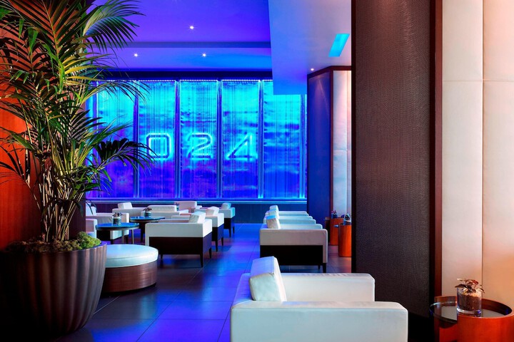 Lounge 112 of 122