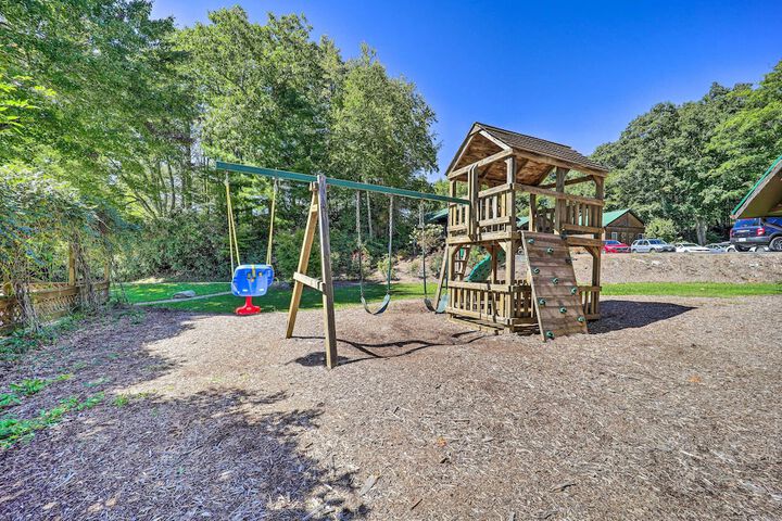 Lake & Pool Access! Outdoorsy Getaway in Newland