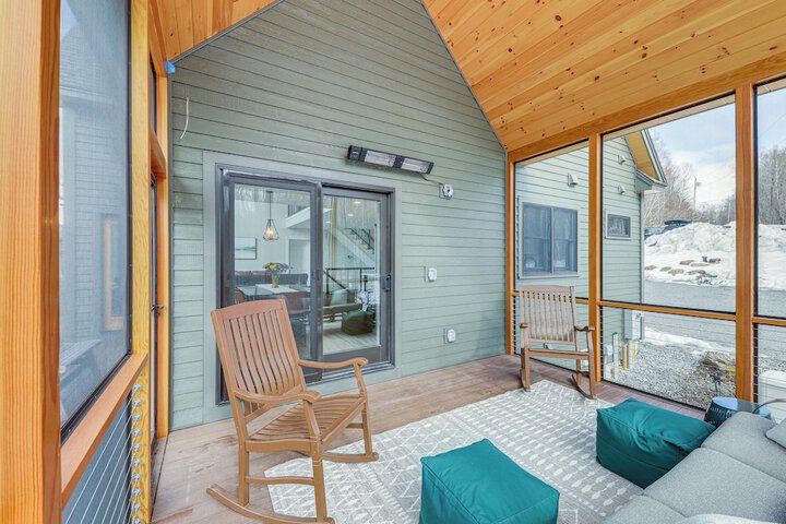Mountain-view Home in Stoneham w / Hot Yoga Studio!