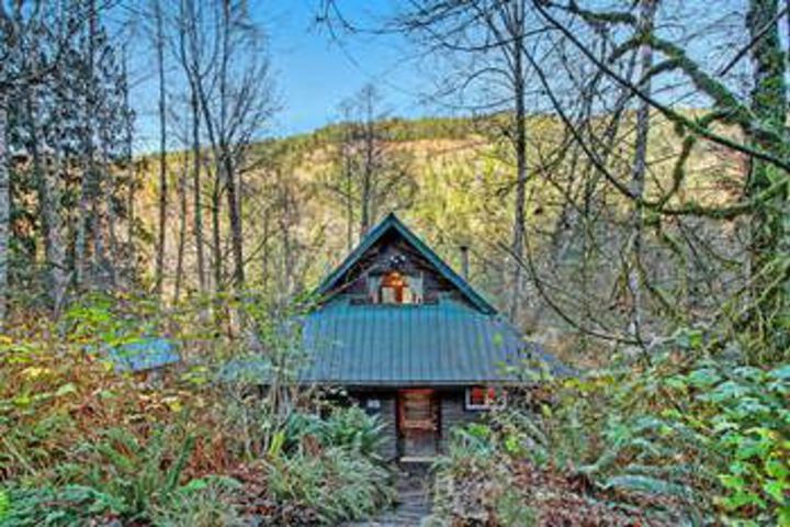 Huckleberry Hideout Cabin with Hot Tub