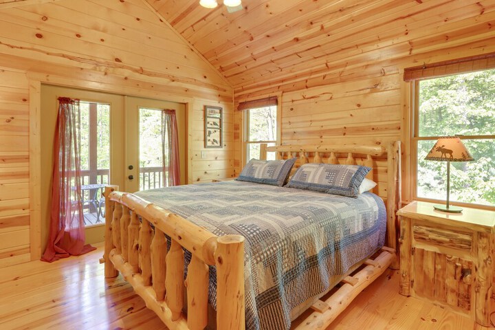 Private Ellijay Cabin w / Hot Tub & Amenities!