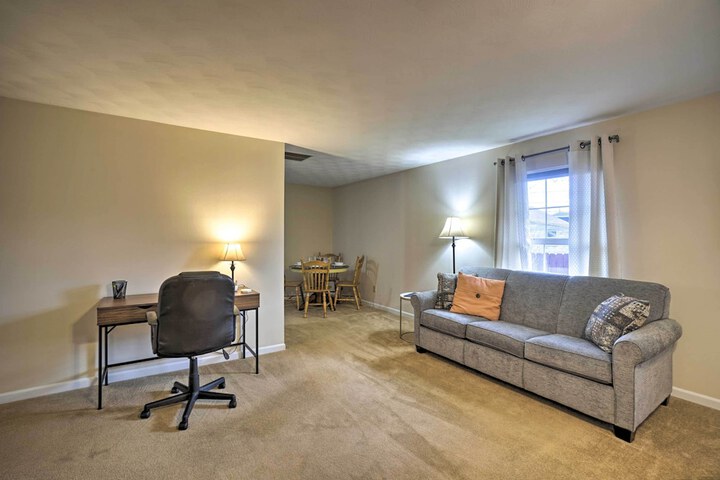Delightful Tipp City Unit w / Covered Patio!