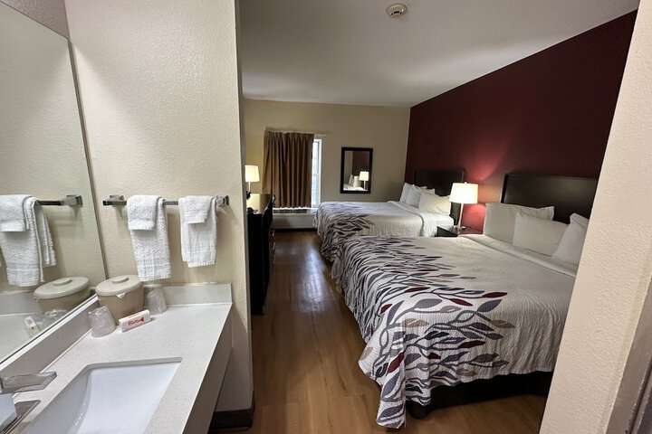 Econo Lodge Inn & Suites