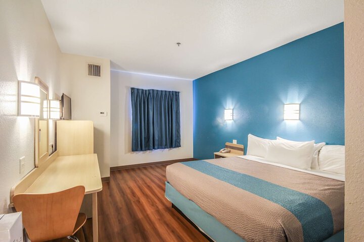Room 25 of 37