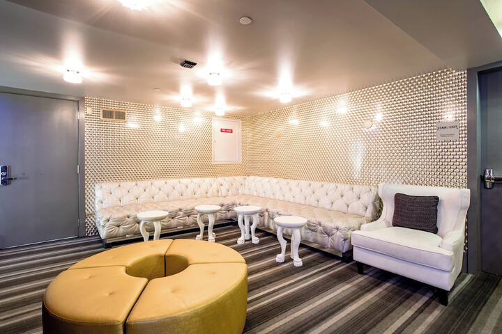 Lounge 102 of 112