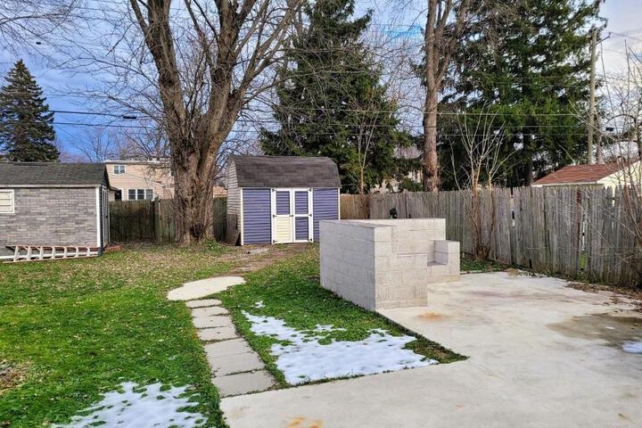 Nice house with private parking king bed fenced yard