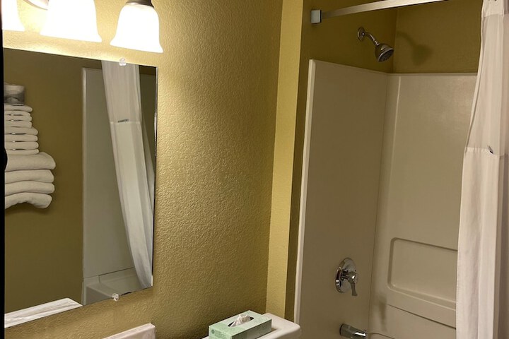 Room 13 of 28