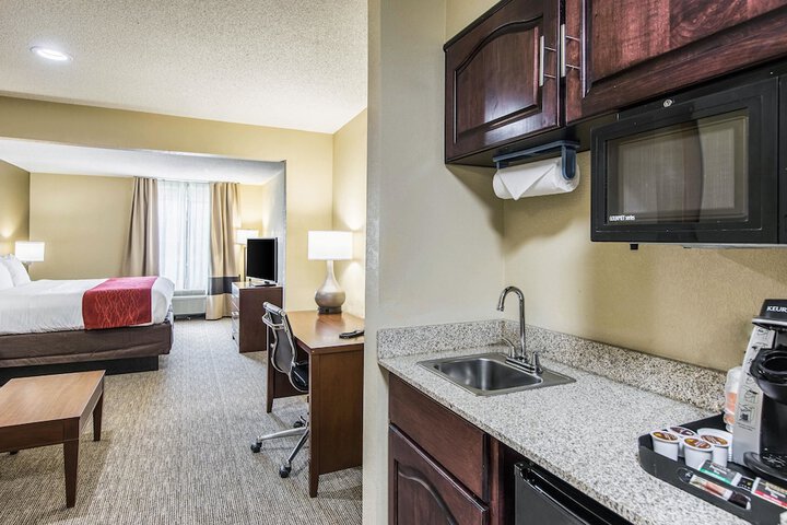 Comfort Inn & Suites Greenwood near University