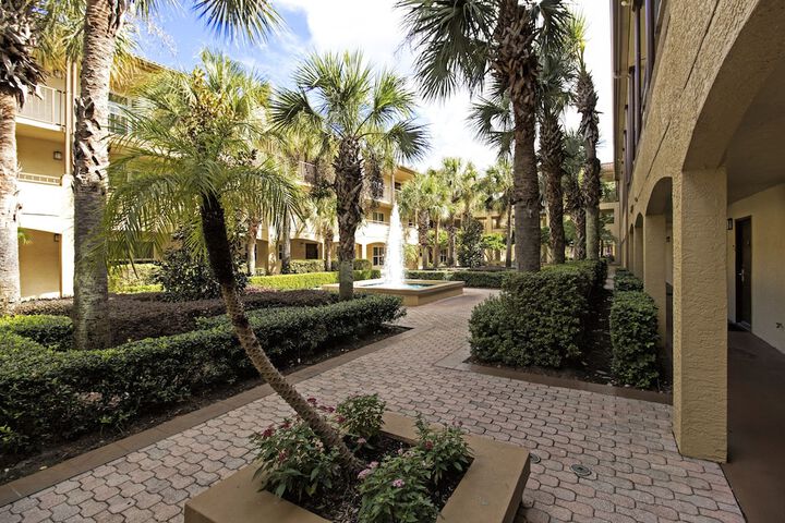 Hotel Exterior 40 of 50