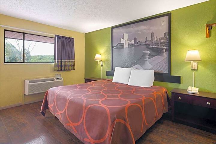 Super 8 by Wyndham Youngstown / Girard