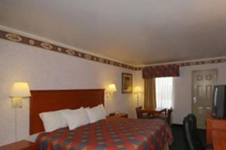 Super 8 by Wyndham Cave City