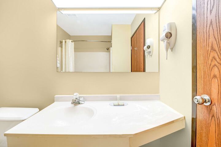Room 10 of 18
