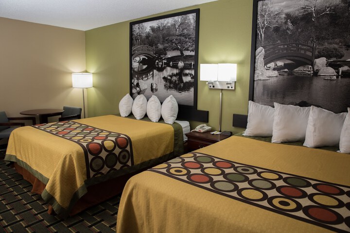 Econo Lodge Canton North