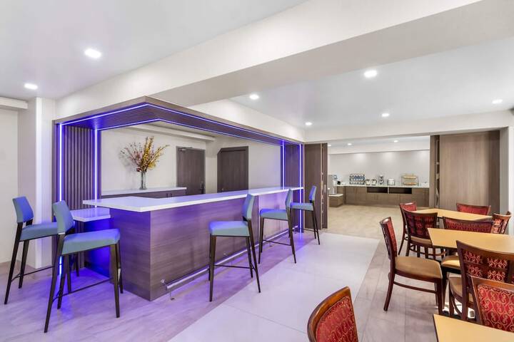 Baymont by Wyndham Arlington at Six Flags Dr