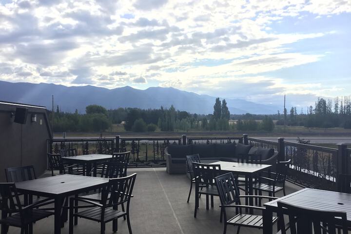 Glacier International Lodge