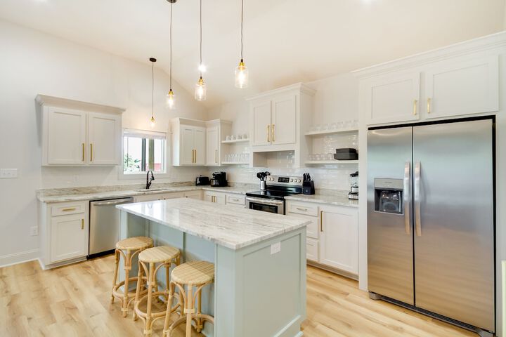 Lovely Bay St. Louis Retreat w / Dock & Canal Access