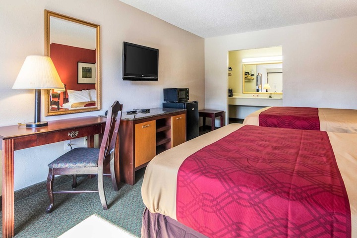 Econo Lodge Inn & Suites Conference Center