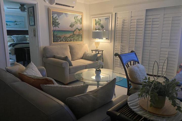 Closest 1BR to Vanderbilt Beach full kitchen with dishwasher, ALL NEW!