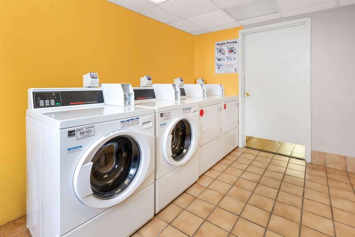 La Quinta Inn & Suites by Wyndham Secaucus Meadowlands
