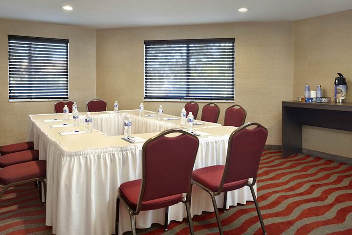 Holiday Inn Express Hotel Naples Downtown - 5th Avenue