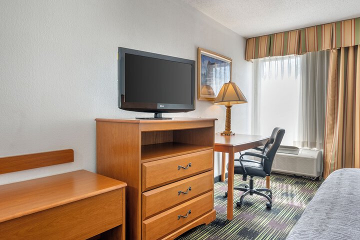 Quality Inn & Suites Near Amish Country