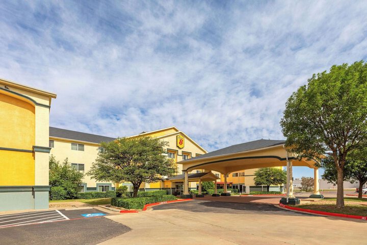 Super 8 by Wyndham Lubbock West