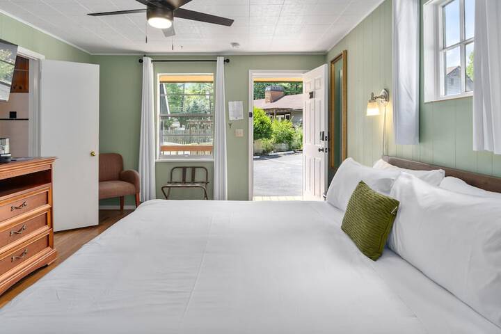 CedarWood Inn