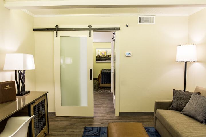 Fredericksburg Inn & Suites