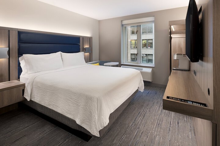 Room 33 of 54