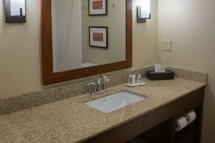 Comfort Inn & Suites Erie - Splash Lagoon Indoor Waterpark