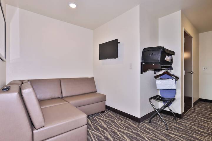 Cobblestone Hotel & Suites - Waukesha / West Milwaukee